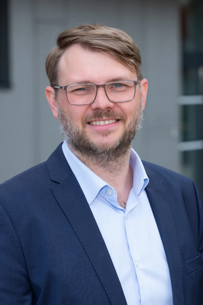 Porträt Lukas Schultz, Apotheke Vomp, Vomp